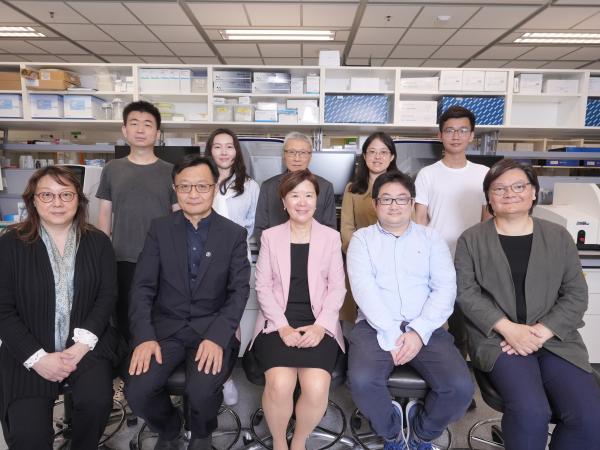 HKUST President Prof. Nancy IP (center, front row), Director of HKUST’s Big Data Institute Prof. CHEN Lei (second left, front row), HKUST Division of Life Science Research Professor Prof. Amy FU (first right, front row), Hong Kong Center for Neurodegenerative Diseases (HKCeND) Chief Scientific Officer Dr. Fanny IP (first left, front row) and the first author of the research paper Prof. Fred ZHOU Xiaopu (second right, front row) take a group photo with other members of the research team.