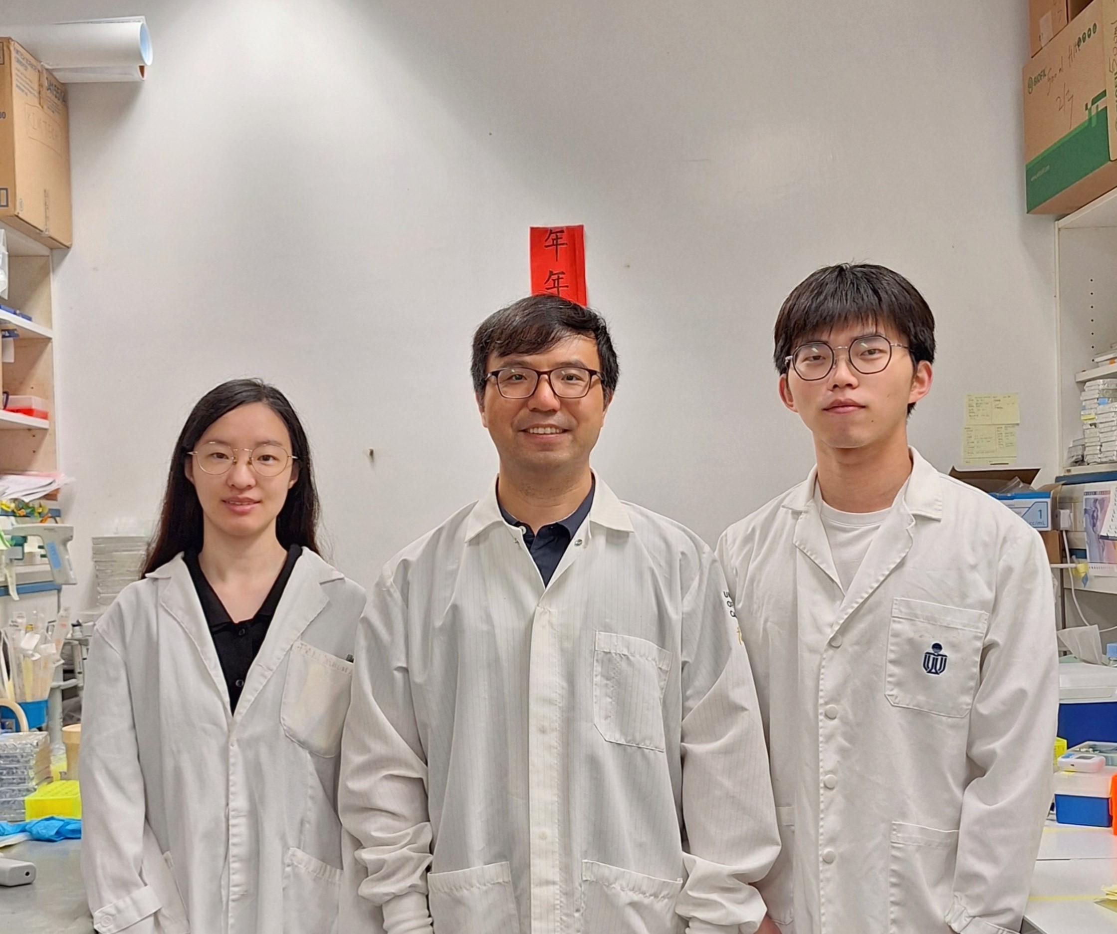 Prof. GUO Yusong (center) and his research team at HKUST