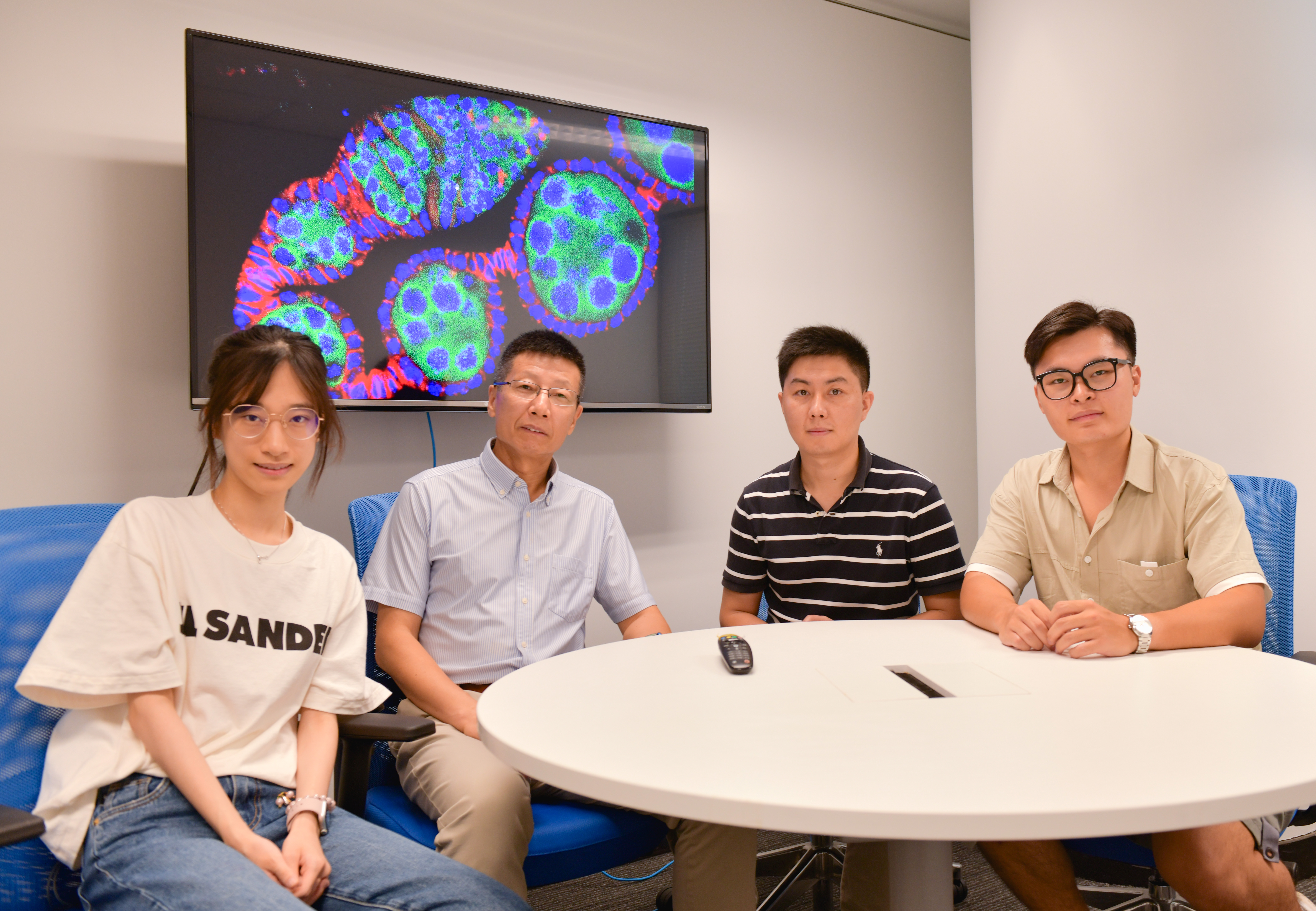 Prof. XIE Ting, Head and Chair Professor of HKUST’s Division of Life Science (second left), Dr. TU Renjun, Research Assistant Professor of HKUST’s Division of Life Science (second right) and other members of the research team