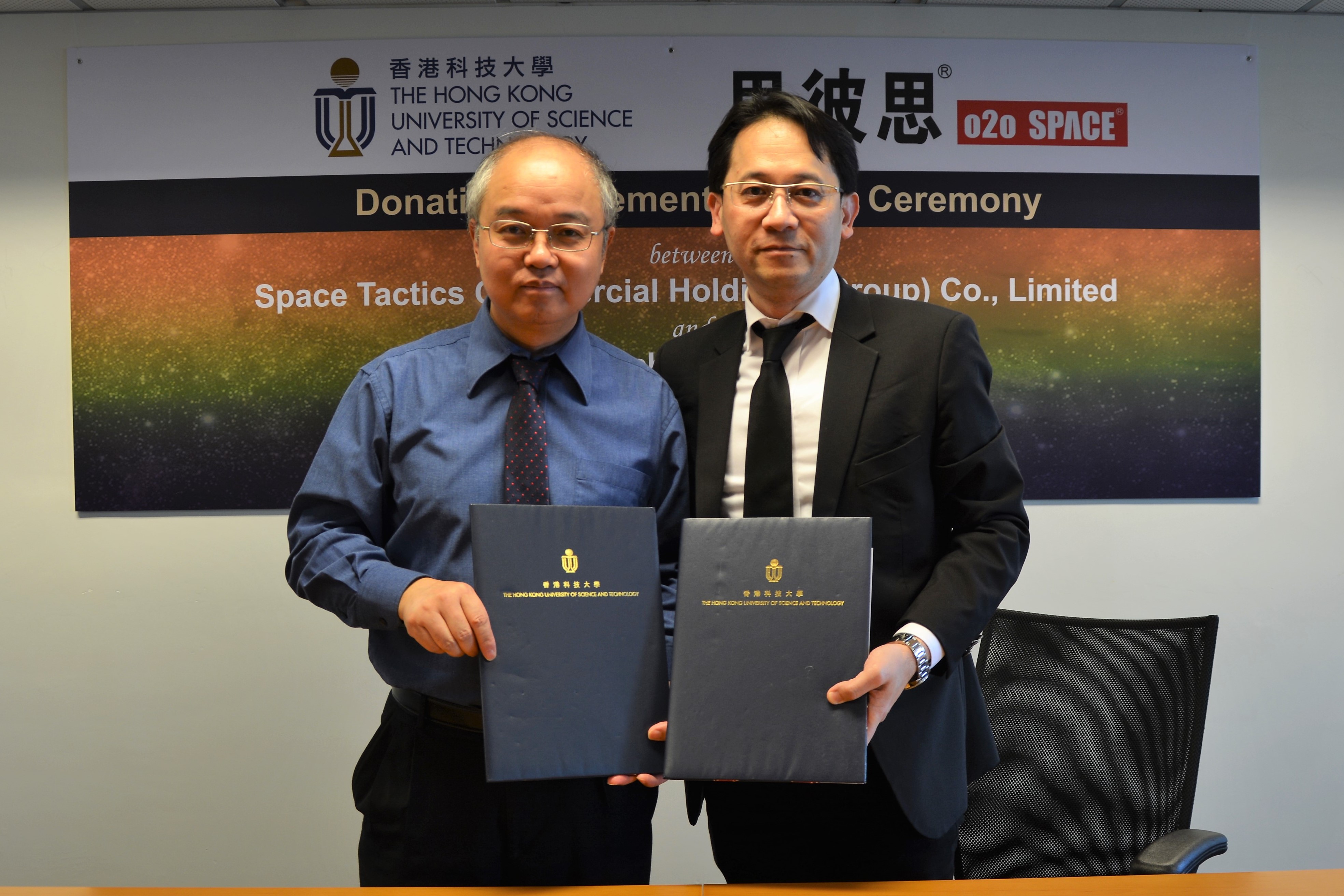 Prof. Wang Yang (Left) and Mr. Alex Wong (Right) at the Donation Agreement Signing Ceremony.