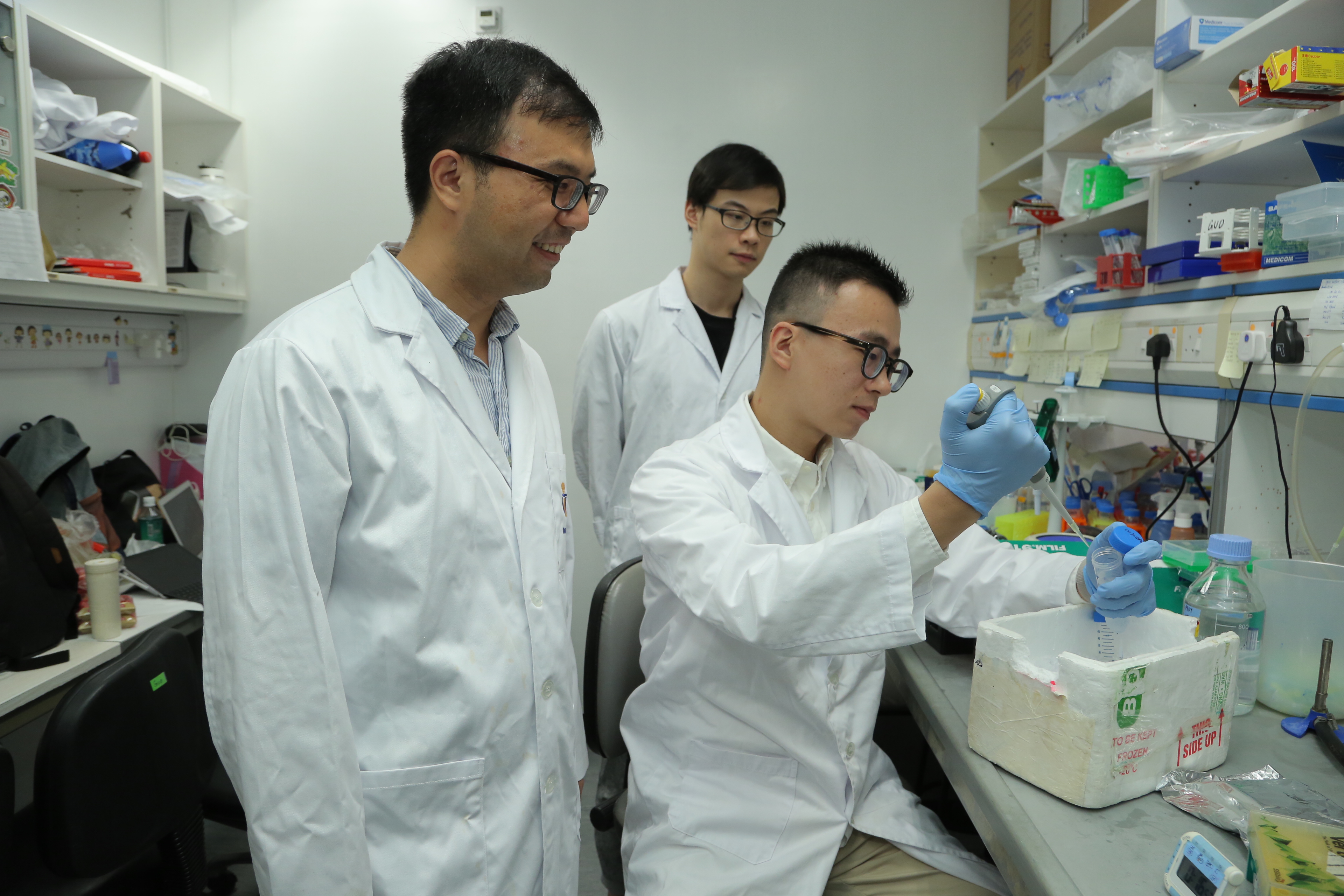 PhD student MA Tianji (front right) does experiment under Prof. Guo’s (front left) guidance.