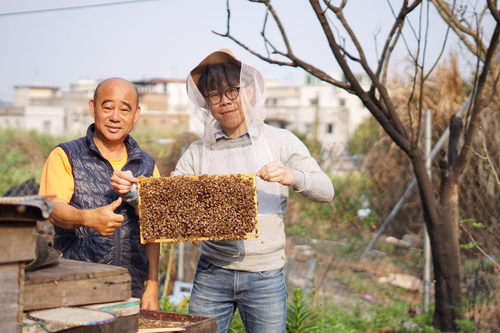 焯成（右）向元朗一位本地蜂农拜师，学习怎样在不用抗生素、不加糖、不热压的情况下生产蜂蜜。