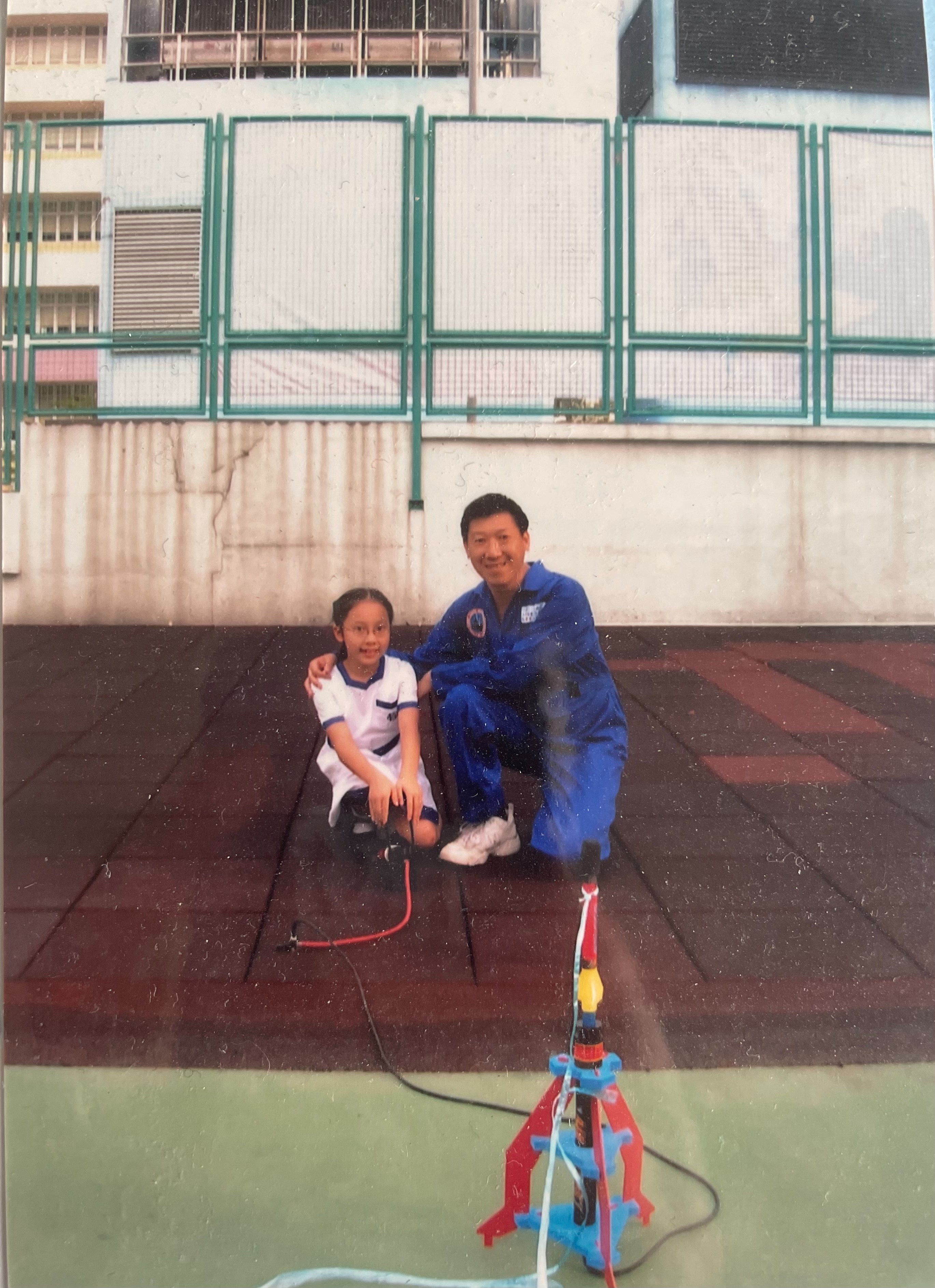 Minnie (left) has been interested in science since young, she built an air pressure rocket under the guidance of her teacher when she was in primary school.