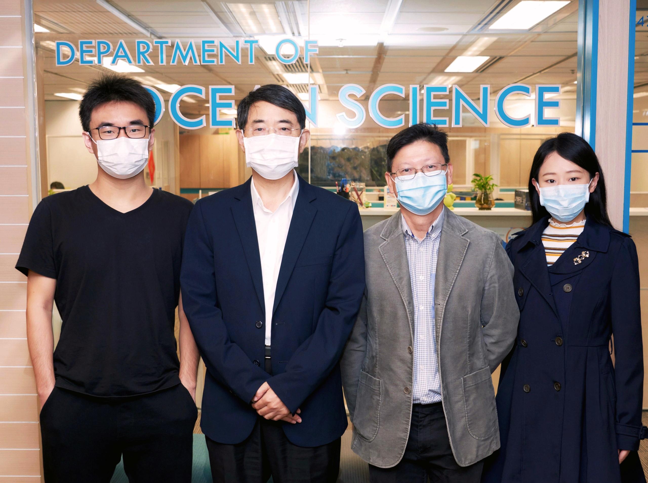 Prof. QIAN Peiyuan, Head and Chair Professor of HKUST’s Department of Ocean Science (second left) and Prof. QIU Jianwen, Professor of HKBU’s Department of Biology (second right), along with their team members Prof. WANG Yan (first left), Assistant Professor and Dr. XU Ting, Postdoctoral Fellow of HKUST’s Department of Ocean Science (first right).